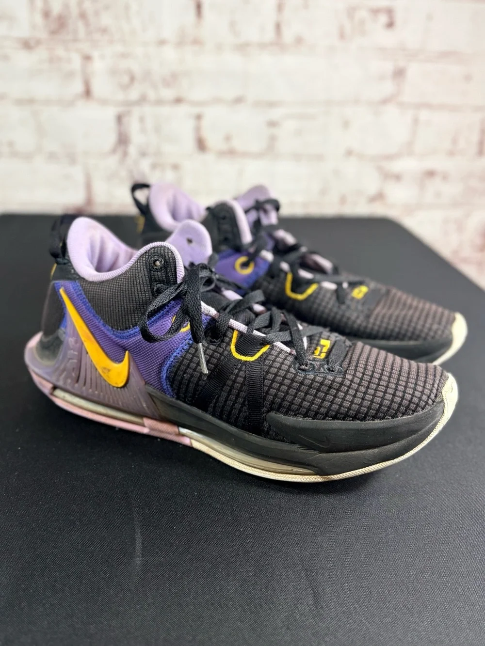 Nike mensBlack, Purple & Yellow Basketball Sneakers